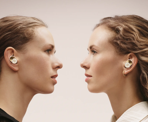 twee-vrouwen-met-gemini-earbuds